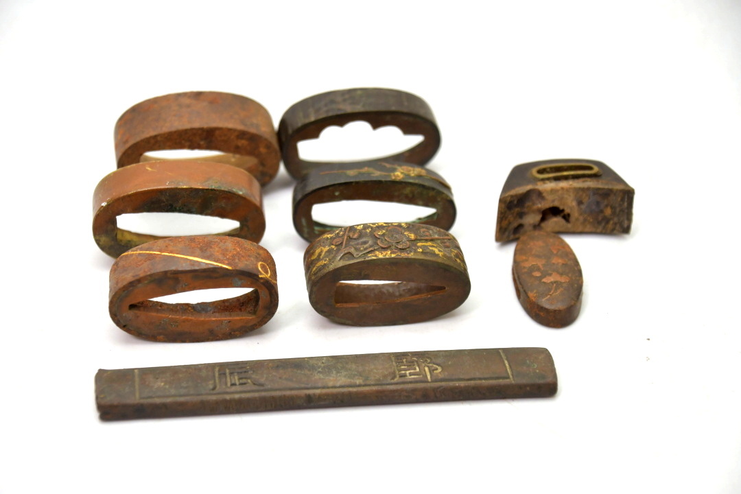 252 меч принадлежности совместно *. голова шлем золотой маленький рисунок меч . меч . реквизит доспехи японский меч антиквариат золотой . глаз .