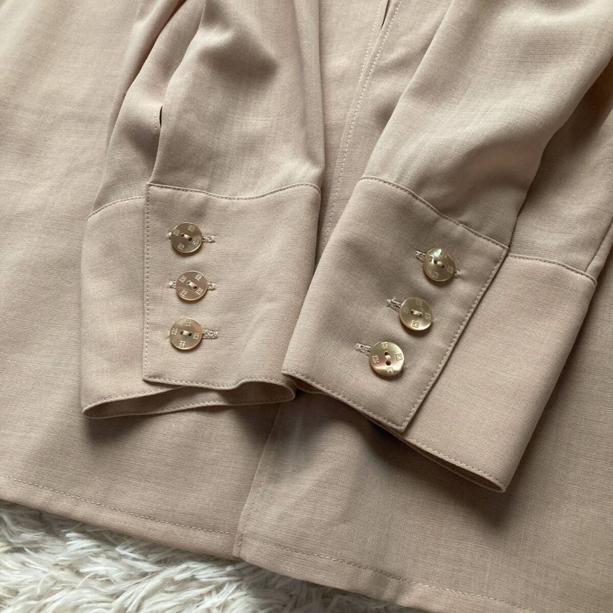 美品 GIVENCHY GLAMOUR ジバンシィグラマー ベージュ ウール100% 日本製 ロングシャツ ドレープ シアー ロゴ入りボタン 44サイズ 3L相当_画像6