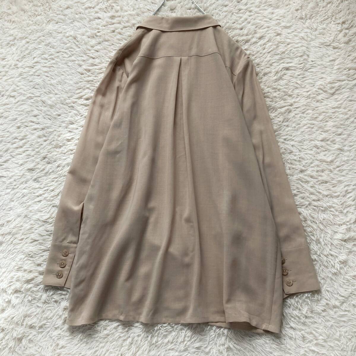 美品 GIVENCHY GLAMOUR ジバンシィグラマー ベージュ ウール100% 日本製 ロングシャツ ドレープ シアー ロゴ入りボタン 44サイズ 3L相当_画像8