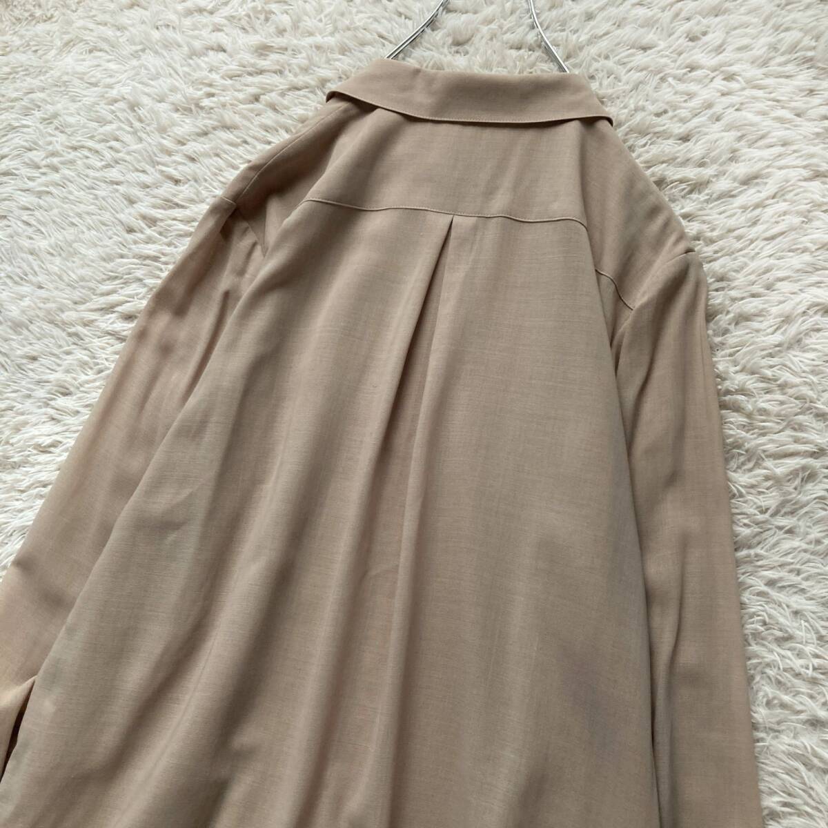 美品 GIVENCHY GLAMOUR ジバンシィグラマー ベージュ ウール100% 日本製 ロングシャツ ドレープ シアー ロゴ入りボタン 44サイズ 3L相当_画像9