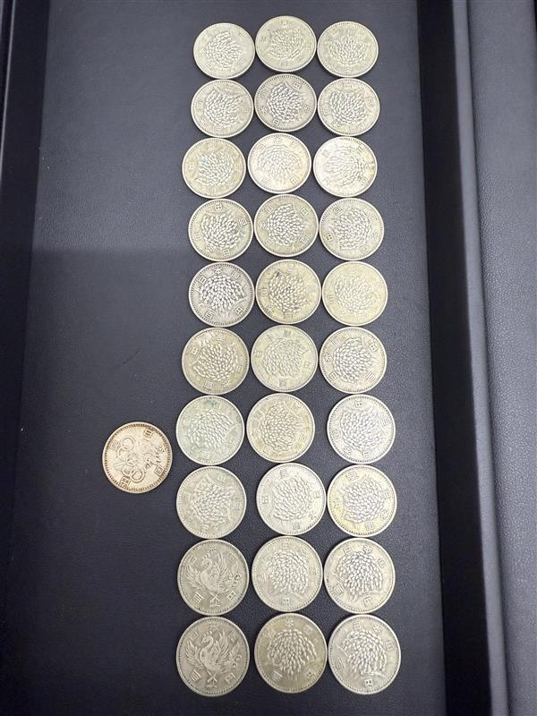 #2003ま 100円銀貨 おまとめ 稲穂 オリンピック 鳳凰 計31枚 古銭 日本銀貨 日本古銭 アンティークコイン 100円硬貨 100円銀貨_画像1
