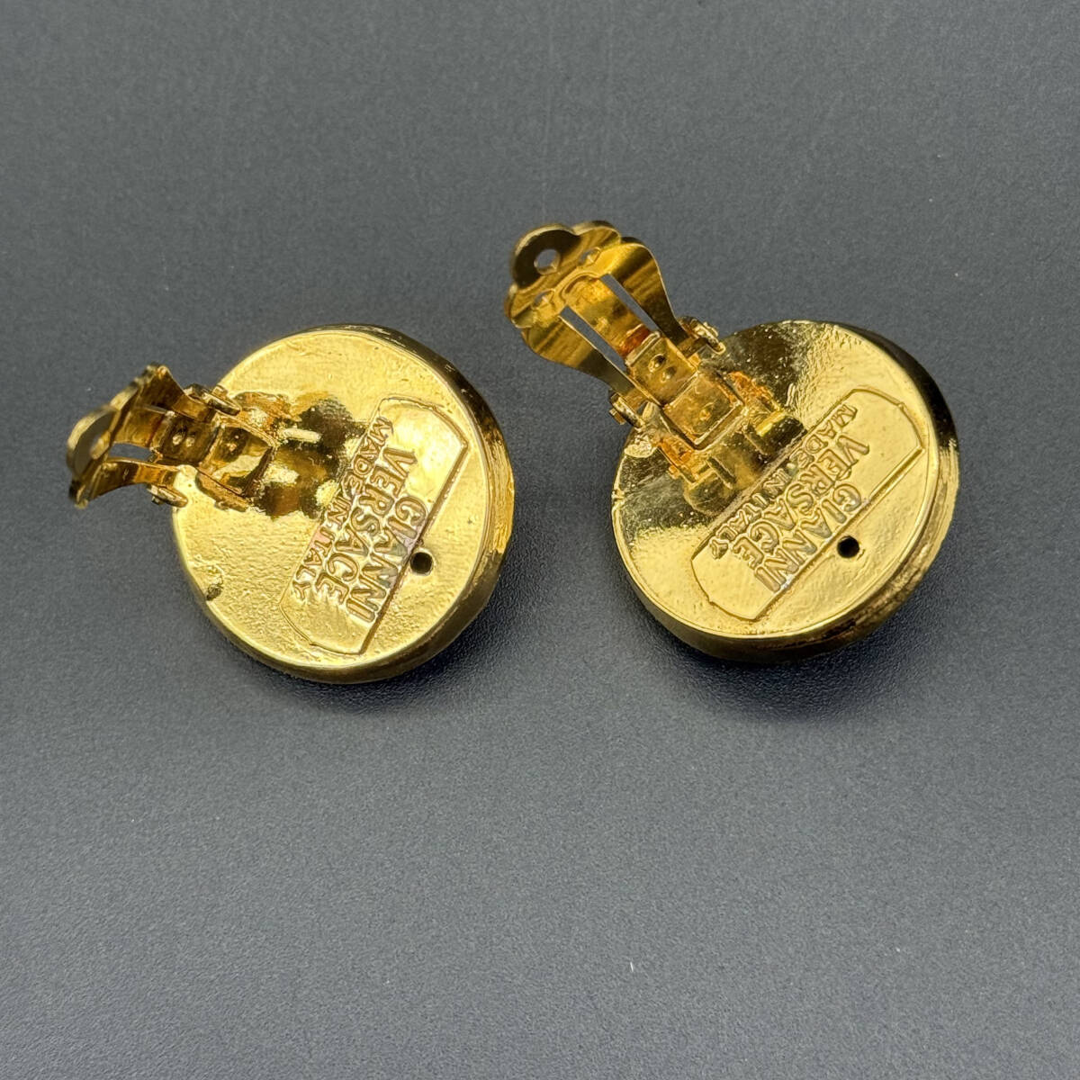 【超希少・極美品・箱付】Gianni Versace ジャンニ ヴェルサーチ イヤリング カラーストーン メデューサ ラウンド ゴールド ヴィンテージ_画像5