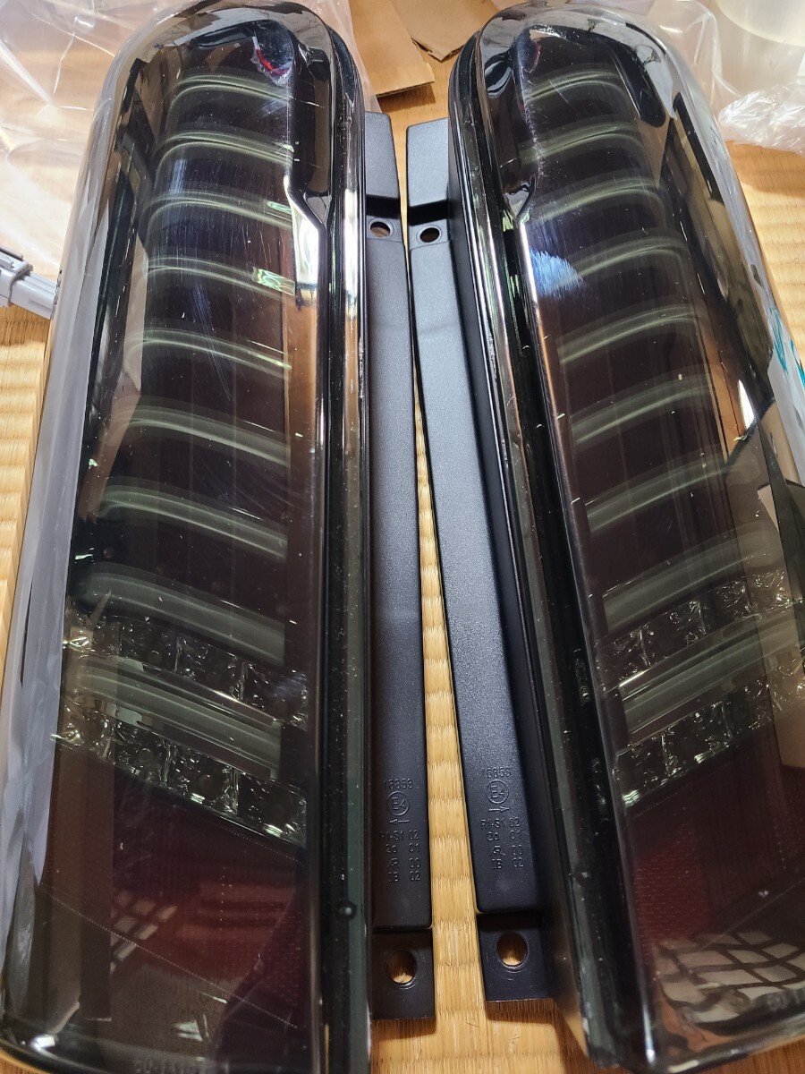 ほぼ新品! お買い得! アウトレット品! キャラバン NV350 社外スモークレンズ フルファイバー テールランプ LEDテールランプ CA061142_画像1