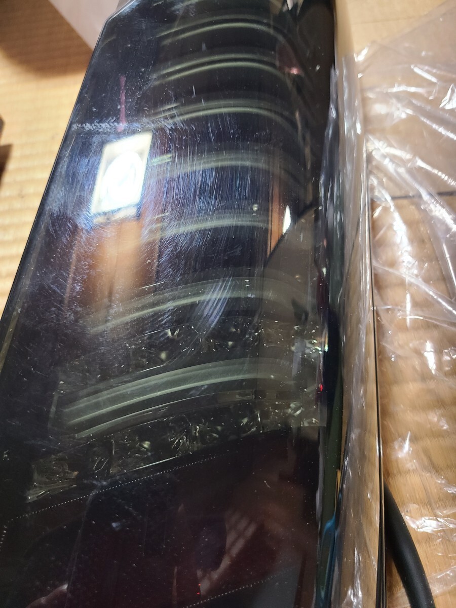 ほぼ新品! お買い得! アウトレット品! キャラバン NV350 社外スモークレンズ フルファイバー テールランプ LEDテールランプ CA061142_画像2
