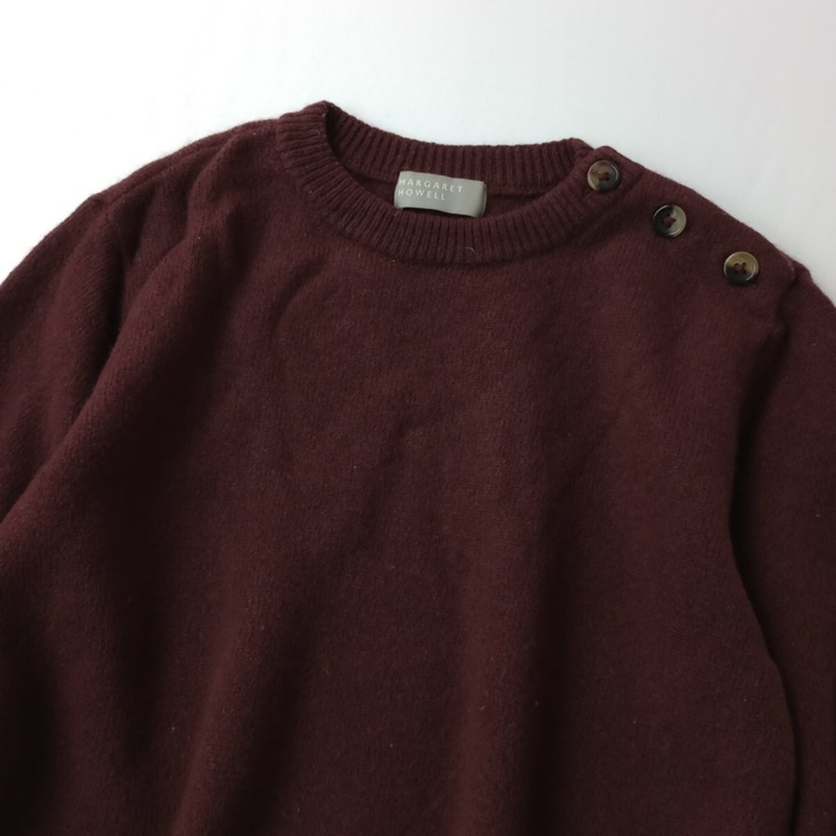 MARGARET HOWELL「いつの時代も色あせない。」カシミヤブレンド ウール ニット セーター 肩ボタン Ⅱ バーガンディ(36M＋8704)☆_画像2
