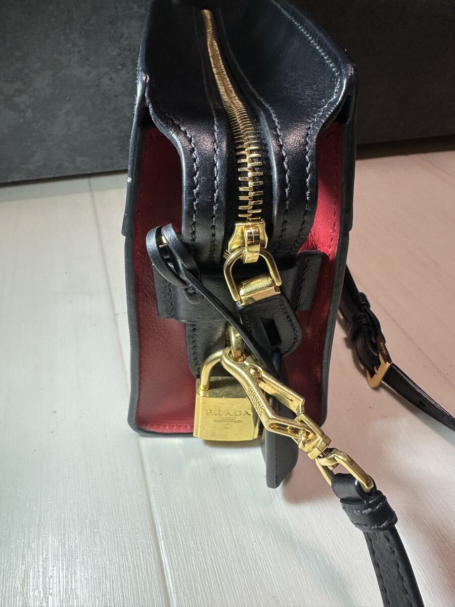 【1円スタート】【超美品】プラダ エスプラナード ショルダーバッグ サフィアーノレザー 赤、黒_画像5