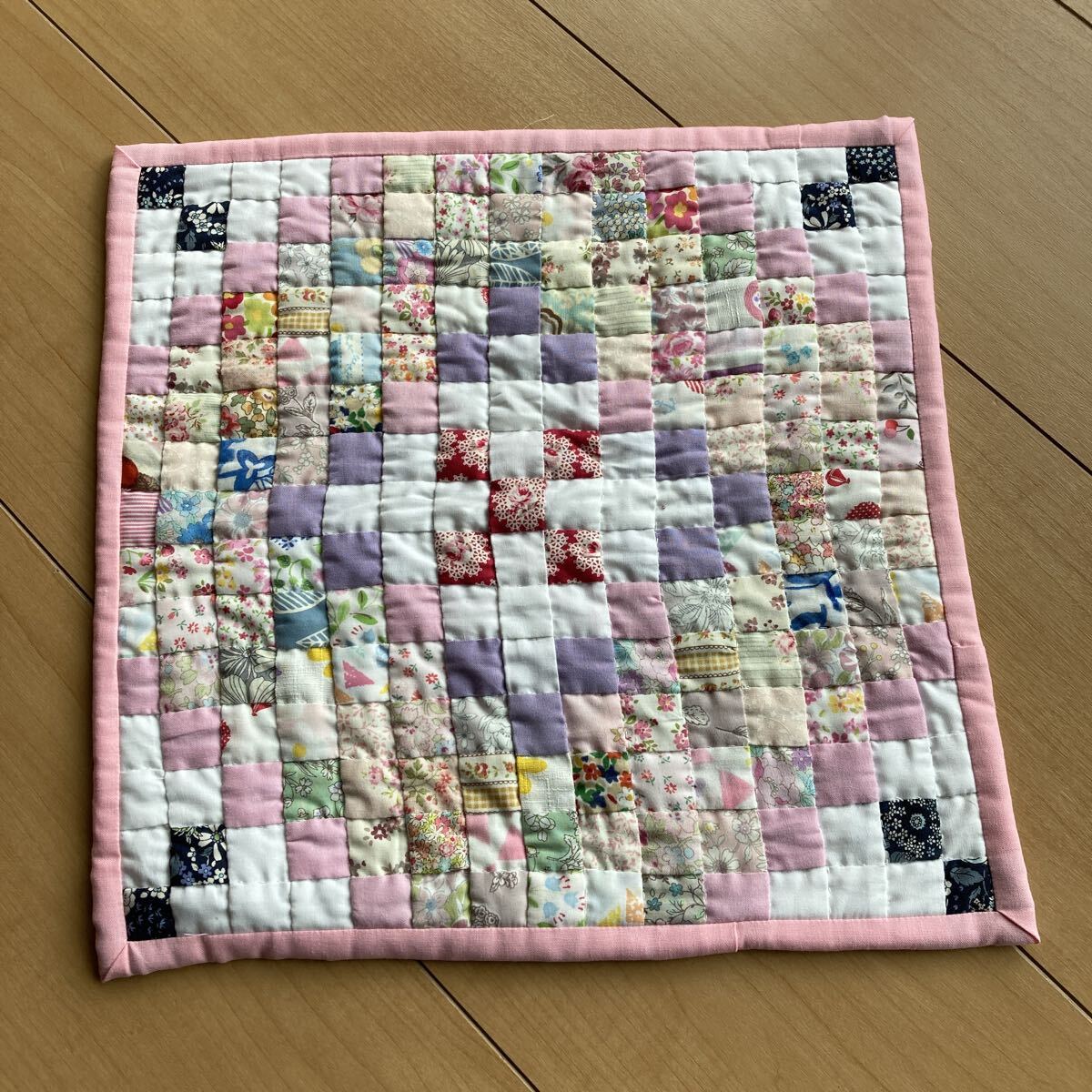 ☆ハンドメイド☆パッチワークキルト 四角つなぎ 33X33_画像1