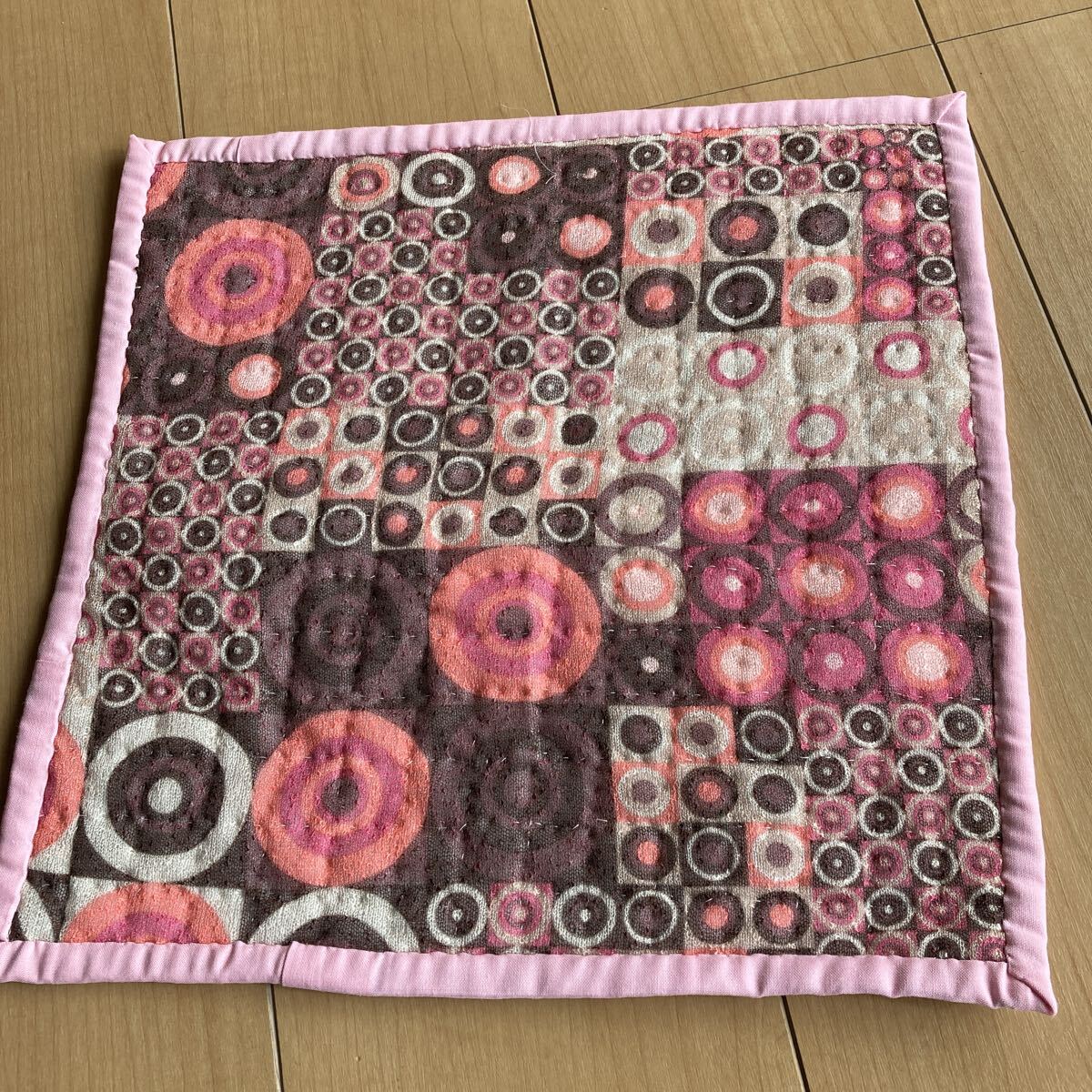 ☆ハンドメイド☆パッチワークキルト 四角つなぎ 33X33_画像3