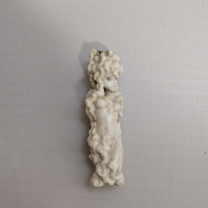 . остров доверие . настоящее время netsuke .. девушка .....