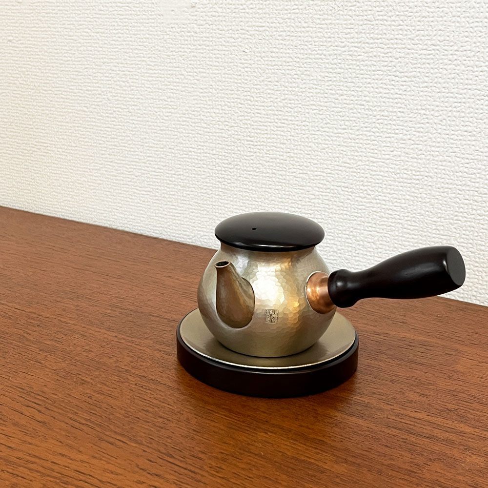 ◎ 玉川堂 GYOKUSENNDO 急須 壺型 打出肌 銀色 横手 木製ハンドル 台付 鎚起銅器 燕三条 伝統工芸_画像1