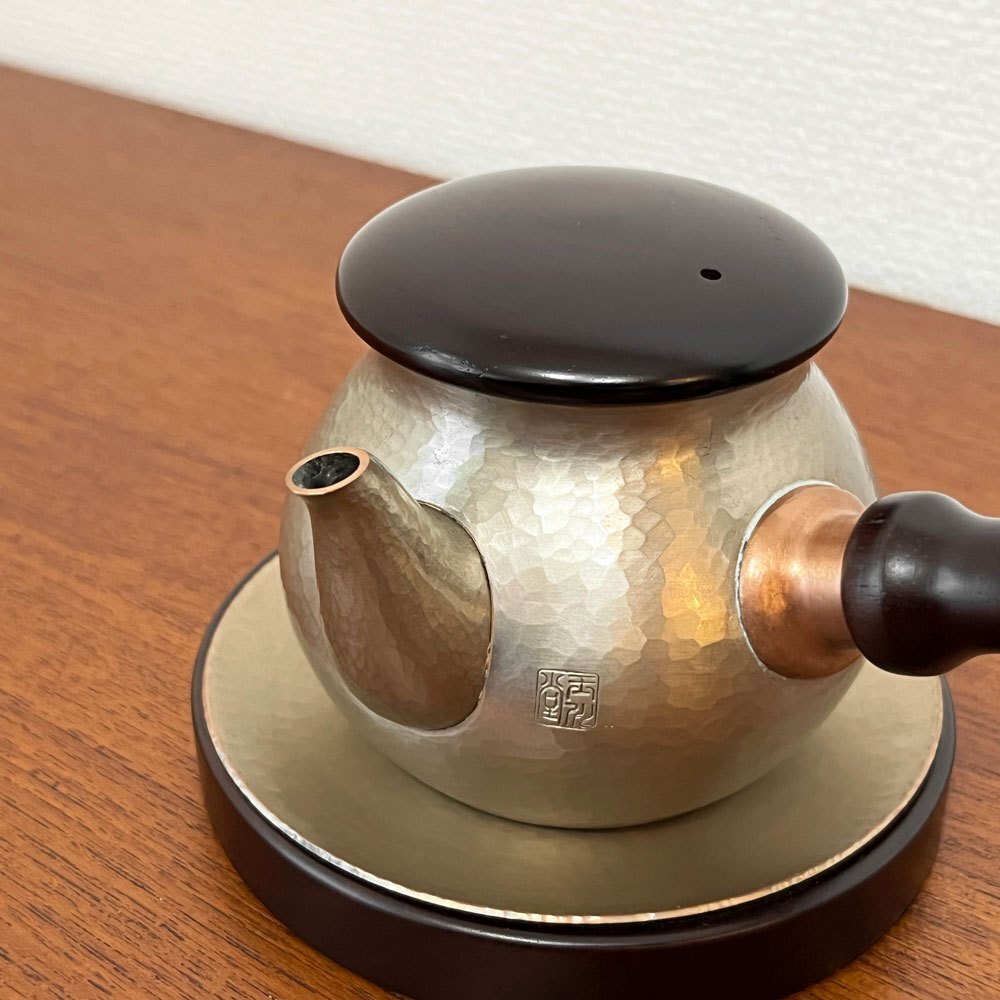 ◎ 玉川堂 GYOKUSENNDO 急須 壺型 打出肌 銀色 横手 木製ハンドル 台付 鎚起銅器 燕三条 伝統工芸_画像2