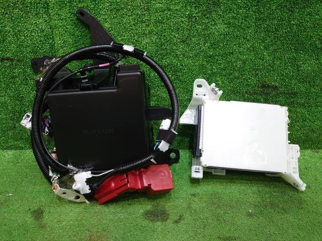 【新車外し】レクサス RX 5AA-TALH17 RX500h Fスポーツパフォーマンス 4WD ヒューズボックス 室内用 82730-48W70 82740-48030_画像1