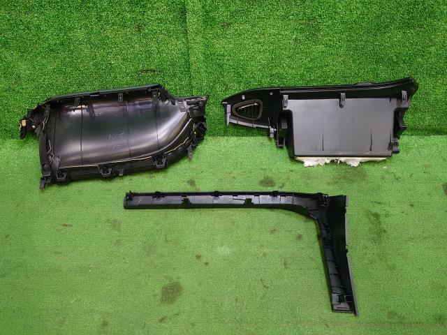 エスクァイア ノア ヴォクシー DBA-ZRR80G グローブBOX 55042-28080-C0 助手席側上部小物入れ_画像2