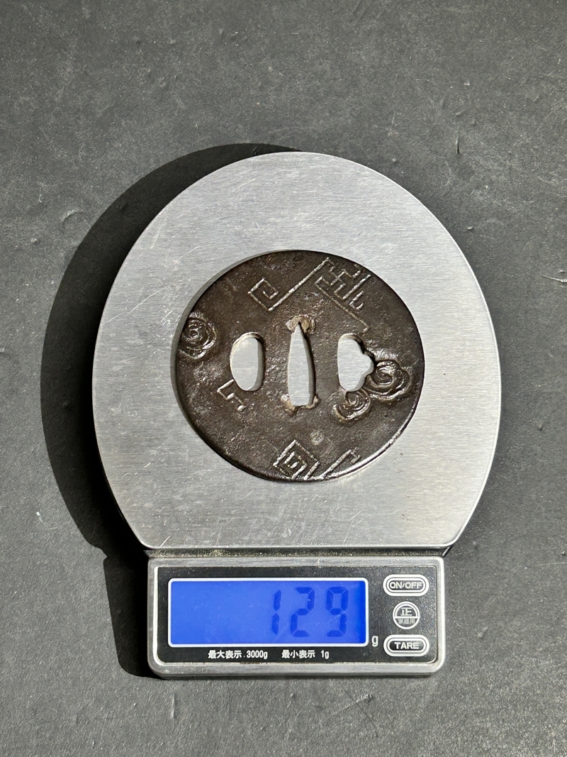 * collector стоит посмотреть магазин . гарда меча меч принадлежности доспехи меч . металлический гарда меча примерно 129g времена предмет антиквариат дерево коробка коллекция Zr874