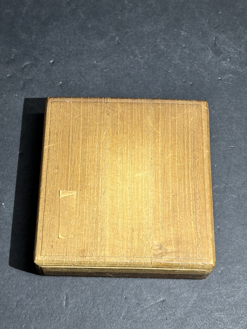 * collector стоит посмотреть магазин . гарда меча меч принадлежности доспехи меч . металлический гарда меча примерно 129g времена предмет антиквариат дерево коробка коллекция Zr874