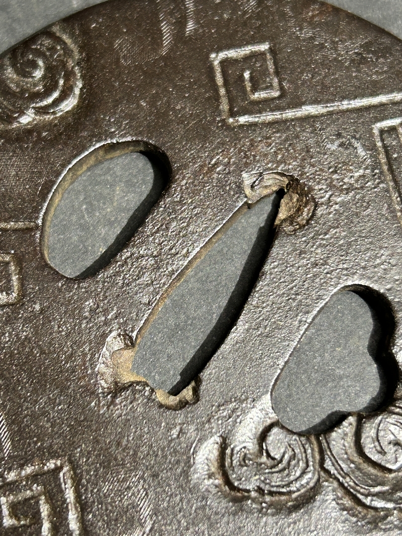 * collector стоит посмотреть магазин . гарда меча меч принадлежности доспехи меч . металлический гарда меча примерно 129g времена предмет антиквариат дерево коробка коллекция Zr874