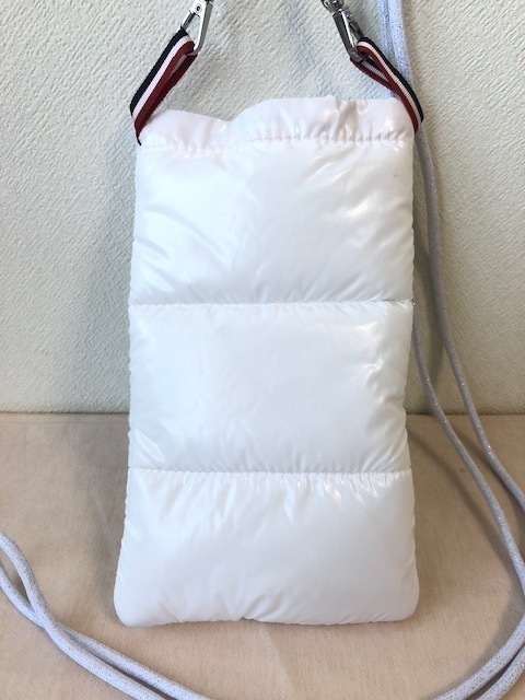 新品 モンクレール MONCLER 中綿入り ポーチ 特大ダウン調ケース　巾着型　ワッペン　ロゴ入り６_画像4