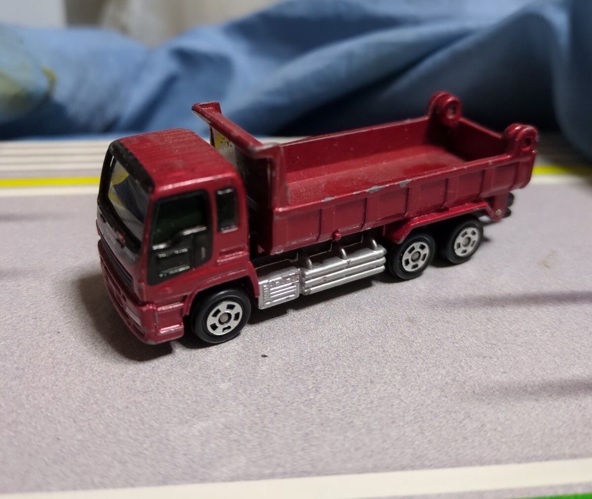 トミカ いすゞ ギガ トラック 中国製 フック付き_画像1
