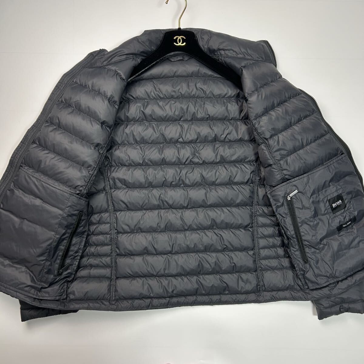 美品★ XLサイズ HUGO BOSS ヒューゴボス ダウンジャケット ブラック 高品質 アウター 黒 上着 最高級 極暖 メンズ_画像4