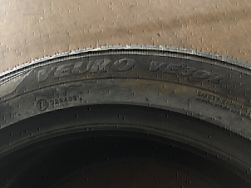 アウトレット品 送料無料 2016年製 未使用品 (55DS122)DUNLOP VEURO VE302 255/45R18 103W 4本 夏タイヤ_画像2