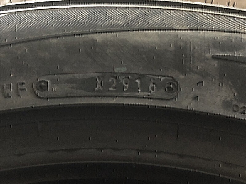 アウトレット品 送料無料 2016年製 未使用品 (55DS122)DUNLOP VEURO VE302 255/45R18 103W 4本 夏タイヤ_画像3