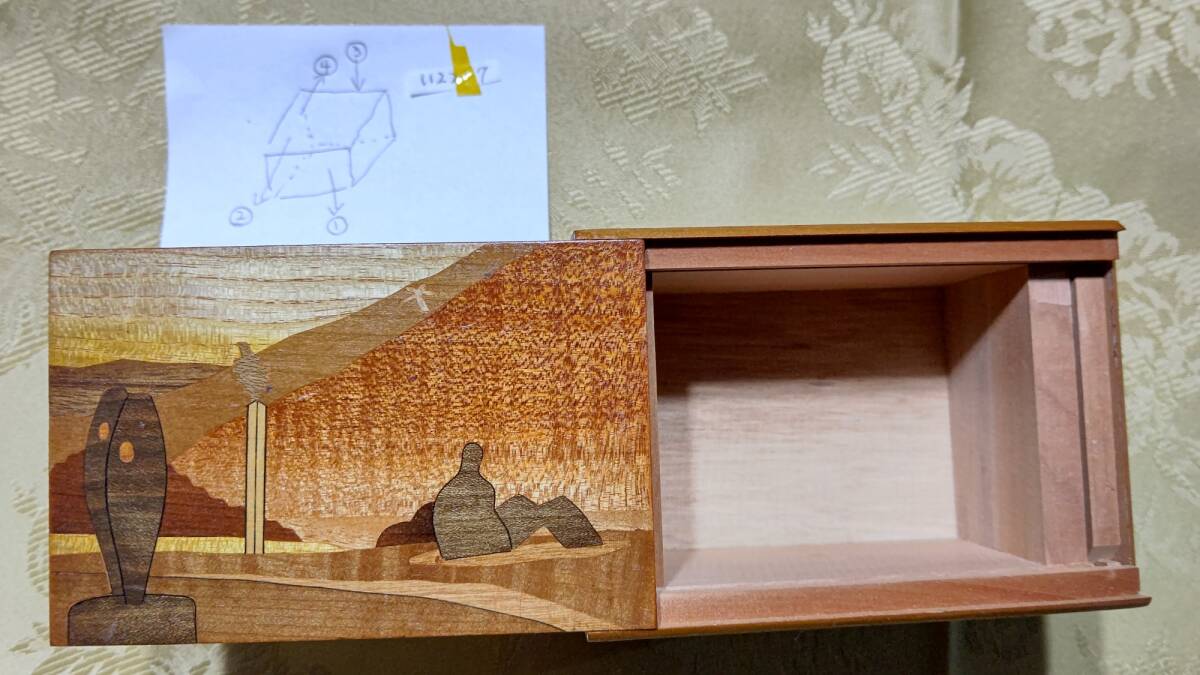 1122-7 昭和レトロ 伝統工芸品 箱根寄木細工 4回秘密箱（12×8×5.4㎝）開け方つき 上面図柄：箱根彫刻の森奥の富士山に大文字_画像1
