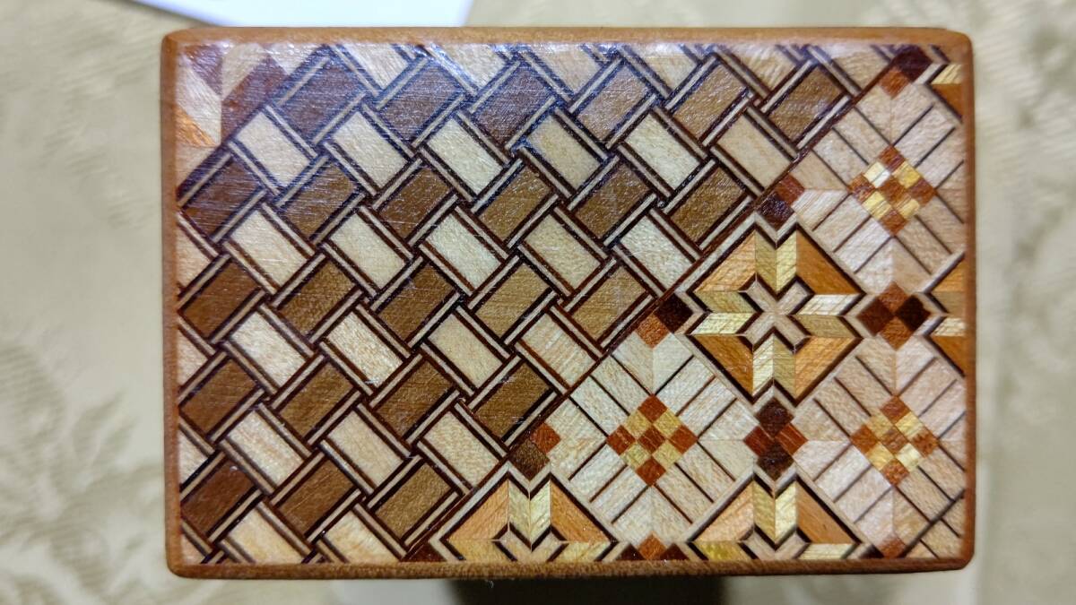 1122-7 昭和レトロ 伝統工芸品 箱根寄木細工 4回秘密箱（12×8×5.4㎝）開け方つき 上面図柄：箱根彫刻の森奥の富士山に大文字_画像7