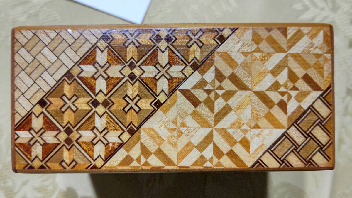 1122-7 昭和レトロ 伝統工芸品 箱根寄木細工 4回秘密箱（12×8×5.4㎝）開け方つき 上面図柄：箱根彫刻の森奥の富士山に大文字_画像8
