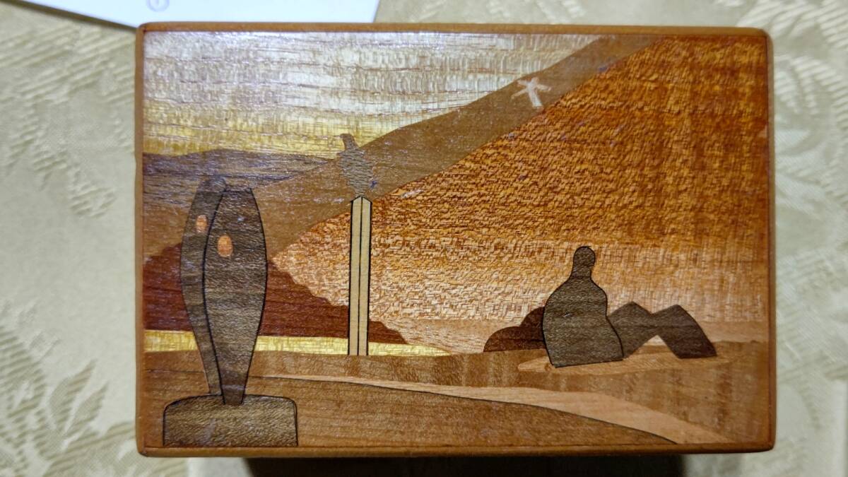 1122-7 昭和レトロ 伝統工芸品 箱根寄木細工 4回秘密箱（12×8×5.4㎝）開け方つき 上面図柄：箱根彫刻の森奥の富士山に大文字_画像2