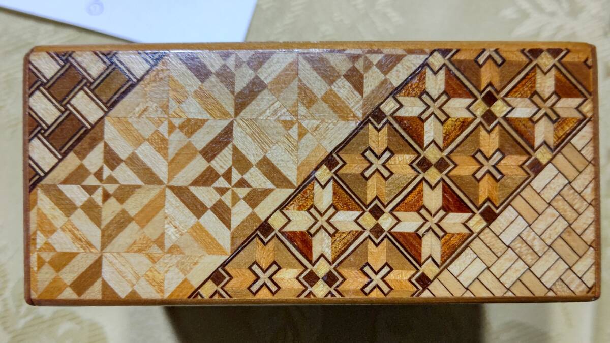 1122-7 昭和レトロ 伝統工芸品 箱根寄木細工 4回秘密箱（12×8×5.4㎝）開け方つき 上面図柄：箱根彫刻の森奥の富士山に大文字_画像9