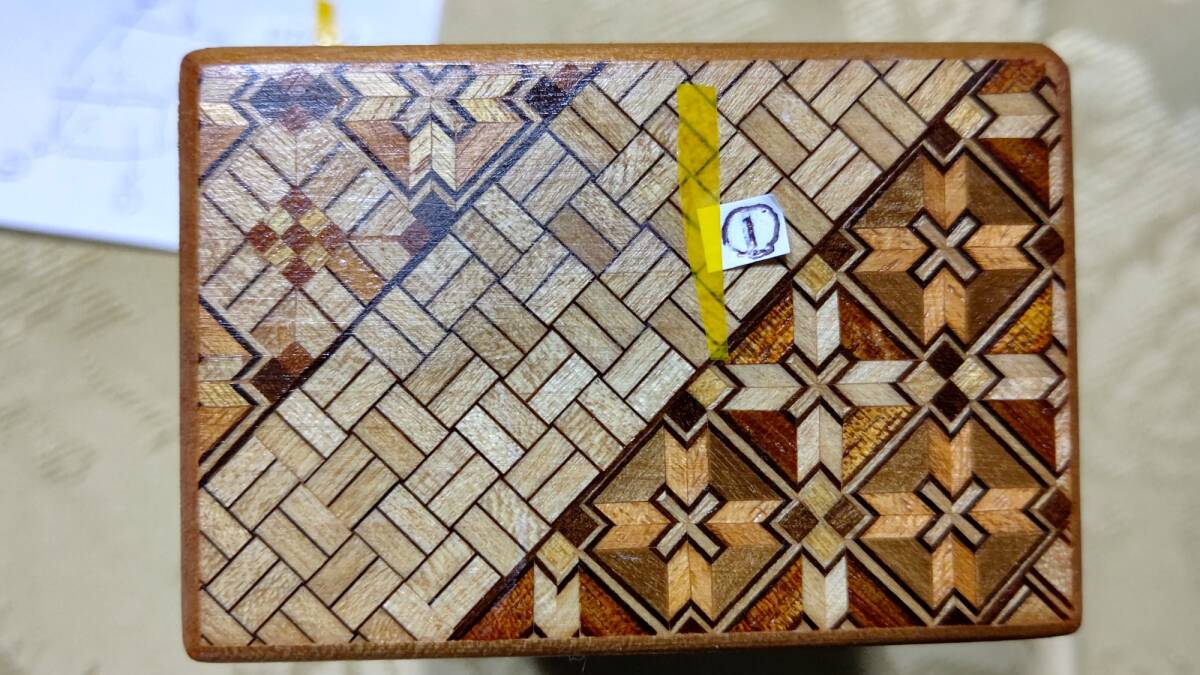 1122-7 昭和レトロ 伝統工芸品 箱根寄木細工 4回秘密箱（12×8×5.4㎝）開け方つき 上面図柄：箱根彫刻の森奥の富士山に大文字_画像6