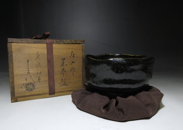 ■楽吉左衛門六代 左入 造 黒茶碗／楽吉左衛門十三代 惺入 書付在り／共箱 仕覆■_画像1