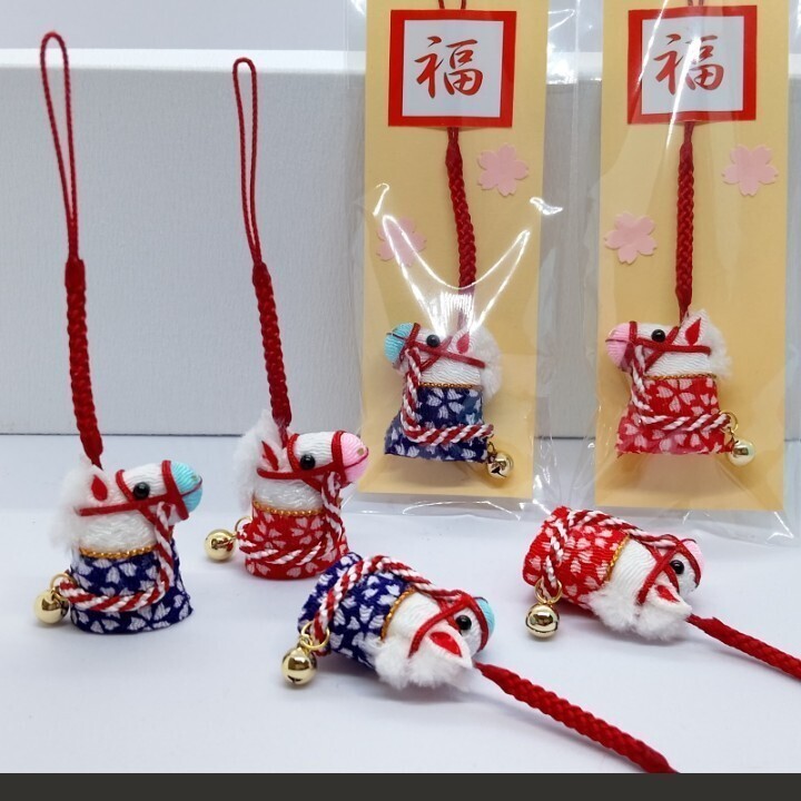 ハンドメイド　ちりめん細工　「うまくいく！！」　２０２６年干支午　立体馬　台紙付き袋入り　根付け/ストラップ　１個馬着：赤　お正月_画像1