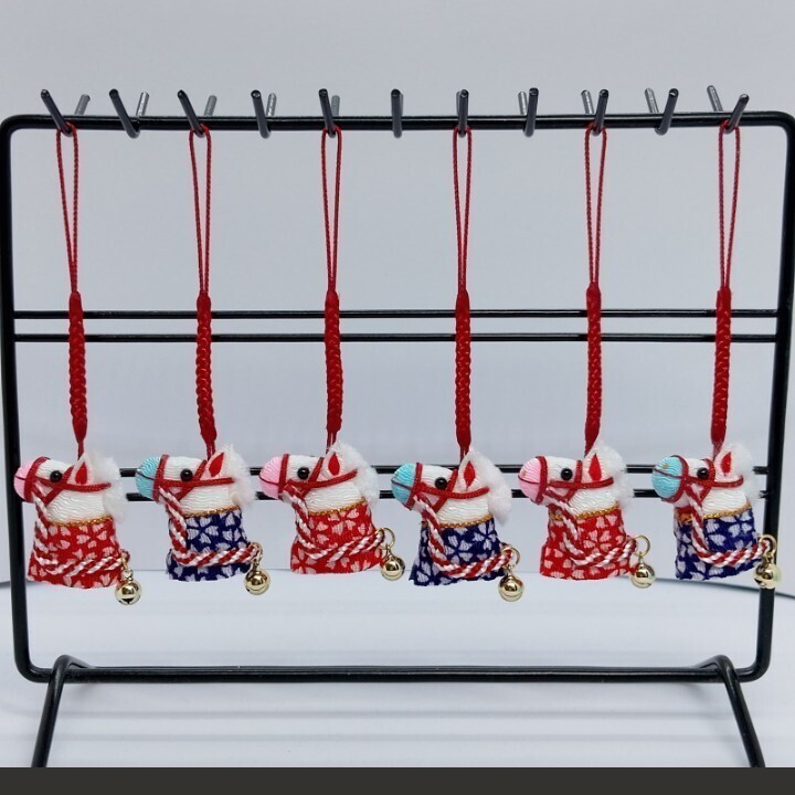 ハンドメイド　ちりめん細工　「うまくいく！！」　２０２６年干支午　立体馬　台紙付き袋入り　根付け/ストラップ　１個馬着：赤　お正月_画像2