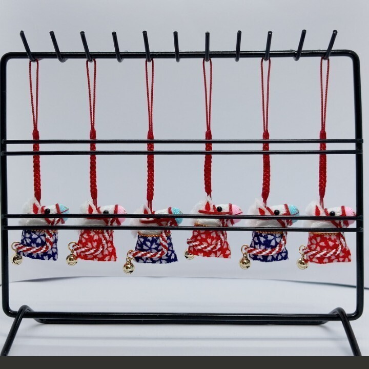 ハンドメイド　ちりめん細工　「うまくいく！！」　２０２６年干支午　立体馬　台紙付き袋入り　根付け/ストラップ　１個馬着：赤　お正月_画像3