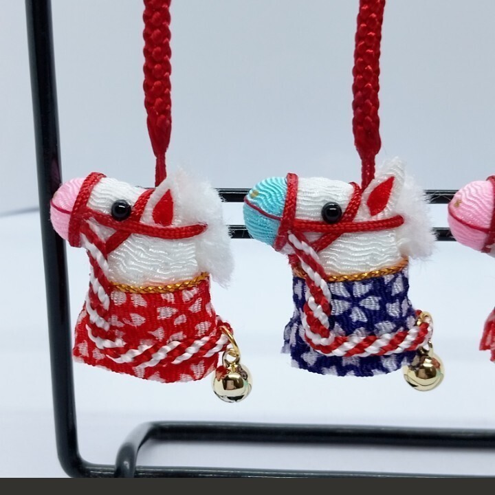 ハンドメイド　ちりめん細工　「うまくいく！！」　２０２６年干支午　立体馬　台紙付き袋入り　根付け/ストラップ　１個馬着：赤　お正月_画像5