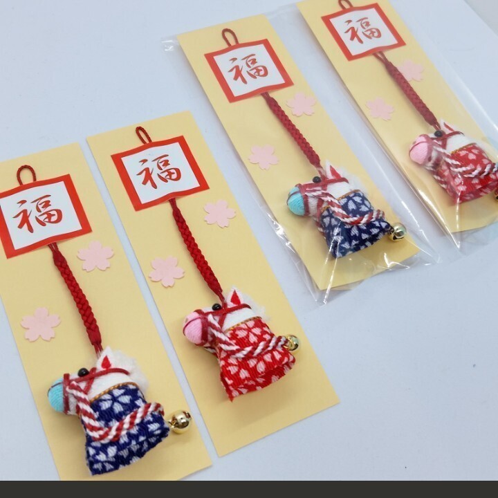 ハンドメイド　ちりめん細工　「うまくいく！！」　２０２６年干支午　立体馬　台紙付き袋入り　根付け/ストラップ　１個馬着：赤　お正月_画像7