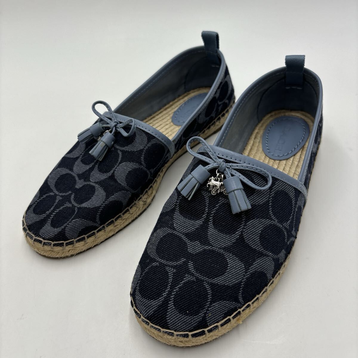 ＊ 箱付き '名作 人気デザイン' COACH コーチ 総柄 シグネチャー / デニム調 エスパドリーユ スリッポン 24.5cm レディース シューズ _画像2