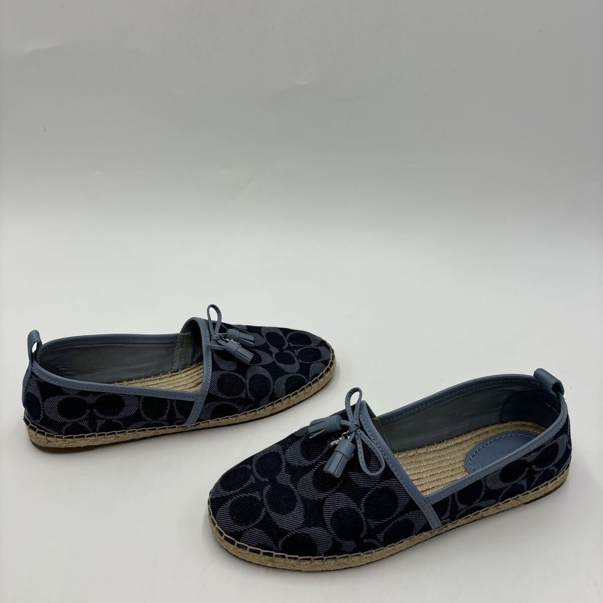 ＊ 箱付き '名作 人気デザイン' COACH コーチ 総柄 シグネチャー / デニム調 エスパドリーユ スリッポン 24.5cm レディース シューズ _画像4