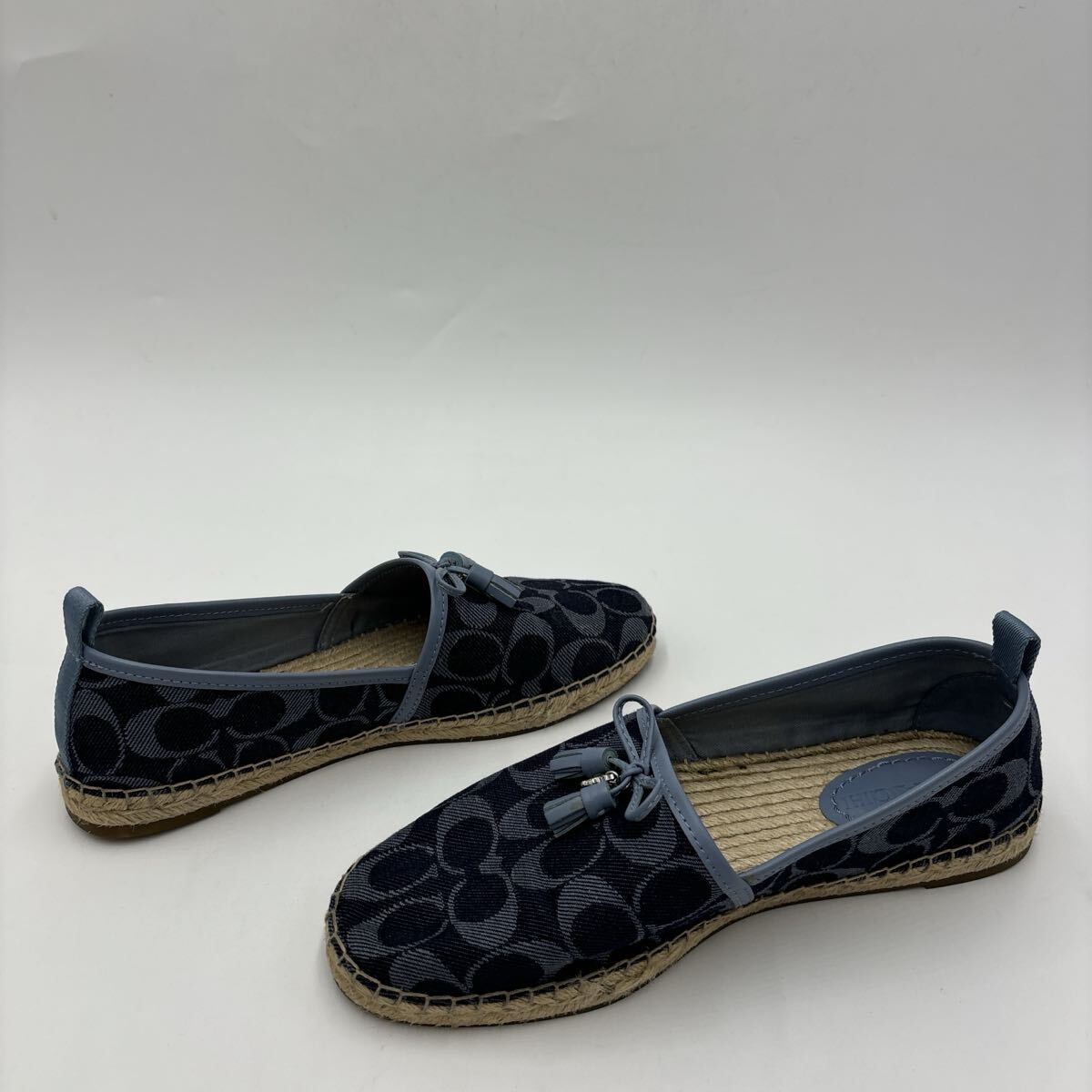 ＊ 箱付き '名作 人気デザイン' COACH コーチ 総柄 シグネチャー / デニム調 エスパドリーユ スリッポン 24.5cm レディース シューズ _画像5