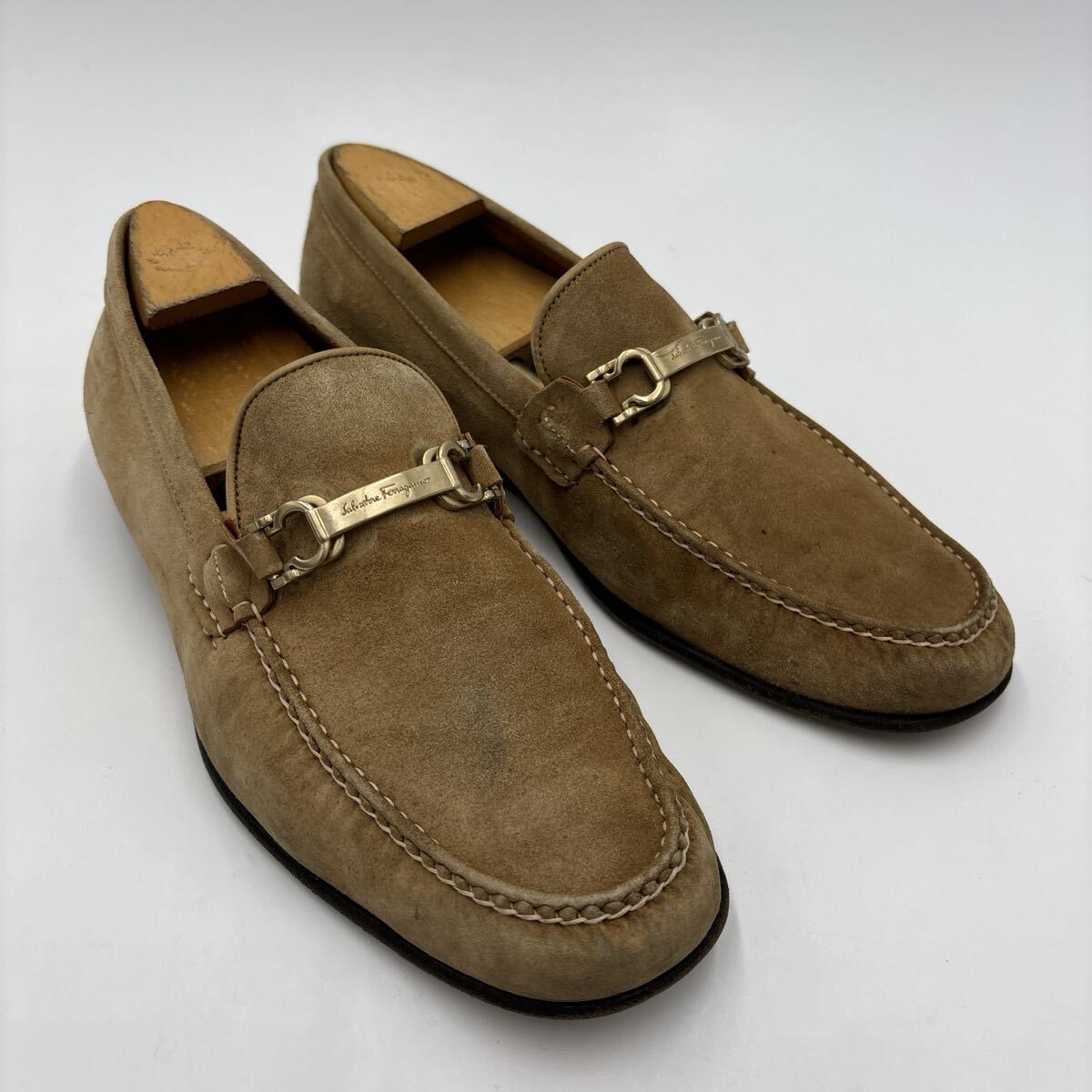 V ＊ イタリア製 '高級感溢れる' Salvatore Ferragamo サルヴァトーレフェラガモ 本革 ガンチーニ ローファー 革靴 8.5EE 26.5cm メンズ_画像2