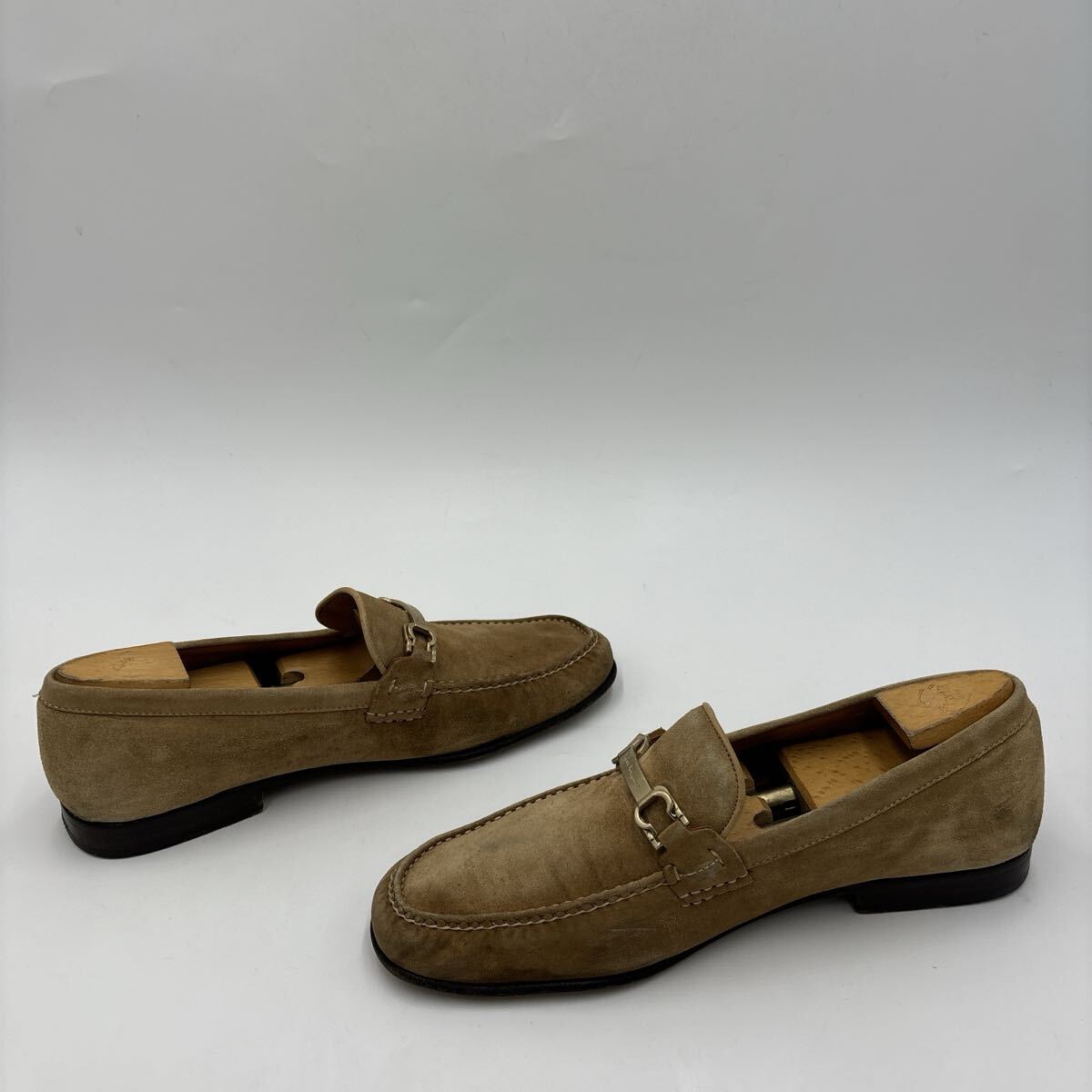 V ＊ イタリア製 '高級感溢れる' Salvatore Ferragamo サルヴァトーレフェラガモ 本革 ガンチーニ ローファー 革靴 8.5EE 26.5cm メンズ_画像4