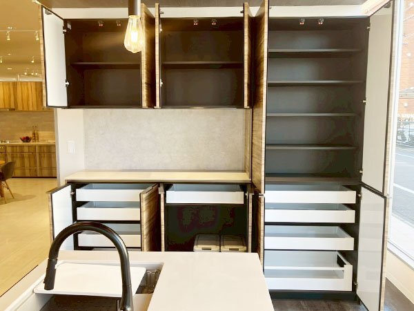 AB134【展示品】タカラスタンダード 高級システムキッチン レミュー/W2440/食洗機/IH/フード/カップボード/吊戸棚/リフォーム/2023年製_画像5