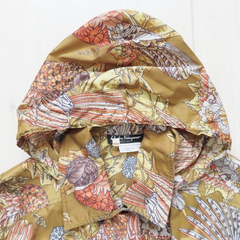 M10 Salvatore Ferragamo Salvatore Ferragamo птица / цветочный принт общий рисунок полиэстер с капюшоном . жакет пальто M коричневый 