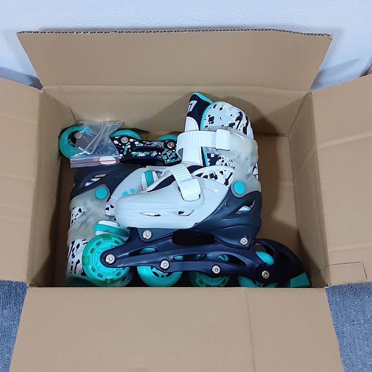 ローラースケート Yvolutionネオンインラインスケート 調整可能な照明スケート子供のための初心者ローラースケート 新品 未使用_画像2