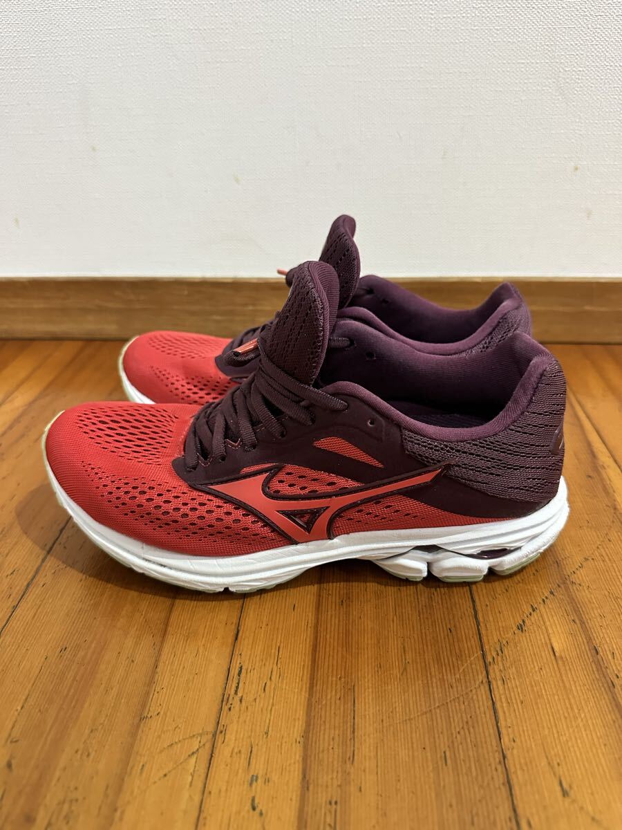 MIZUNO（ミズノ）WAVE RIDER / ウェーブライダー 24.5cmレディース ランニングシューズ 美品 ワインレッド × レッド_画像2
