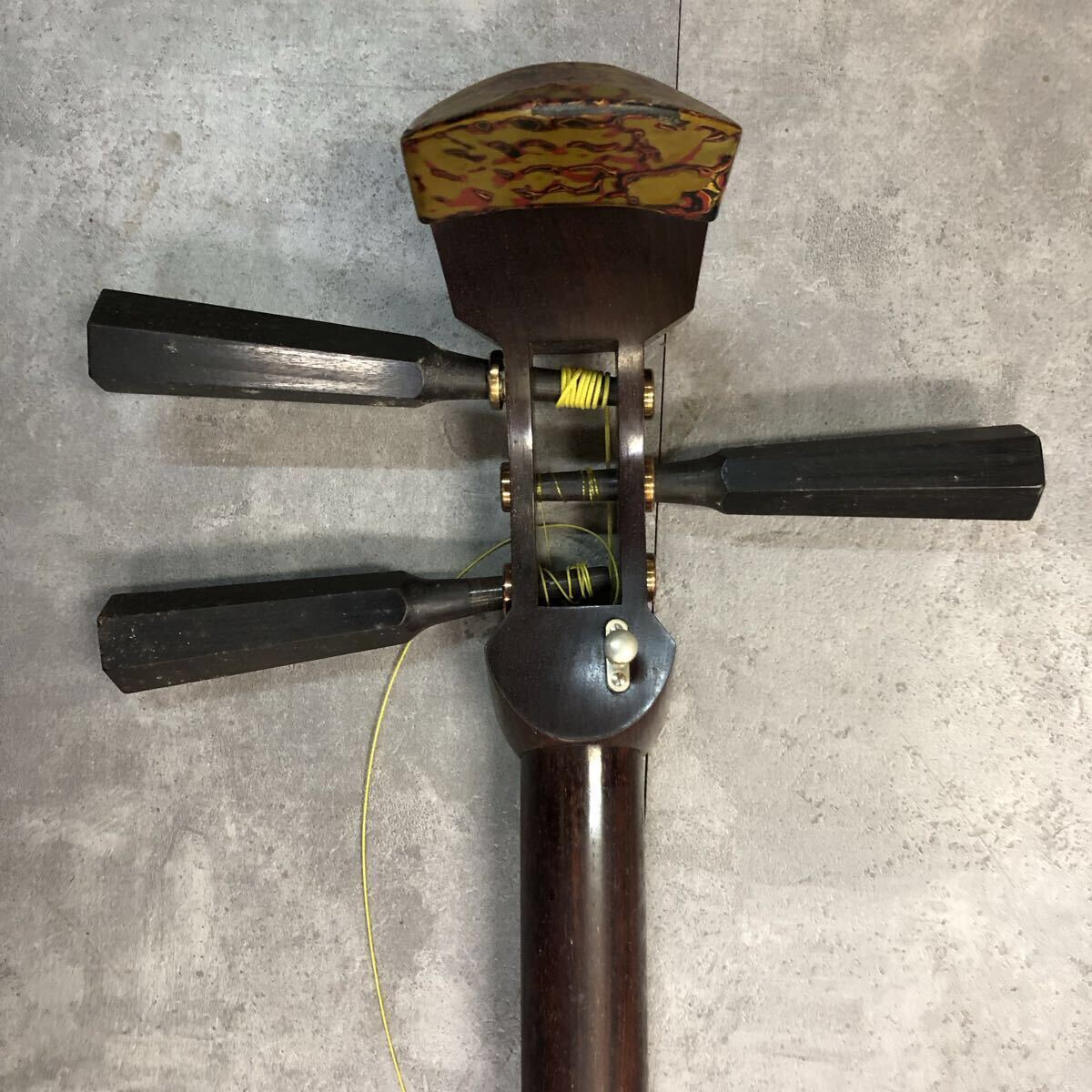 ＄ 三味線 和楽器 弦楽器 民謡 楽器 伝統楽器 ハードケース付き 付属品有 撥付き 現状品 破損有 破れ有 ジャンク品_画像6