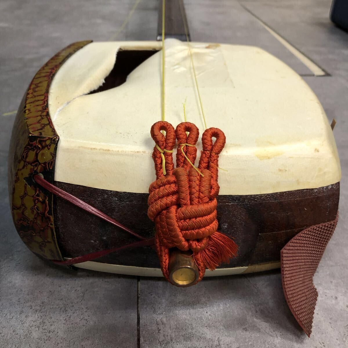 ＄ 三味線 和楽器 弦楽器 民謡 楽器 伝統楽器 ハードケース付き 付属品有 撥付き 現状品 破損有 破れ有 ジャンク品_画像7