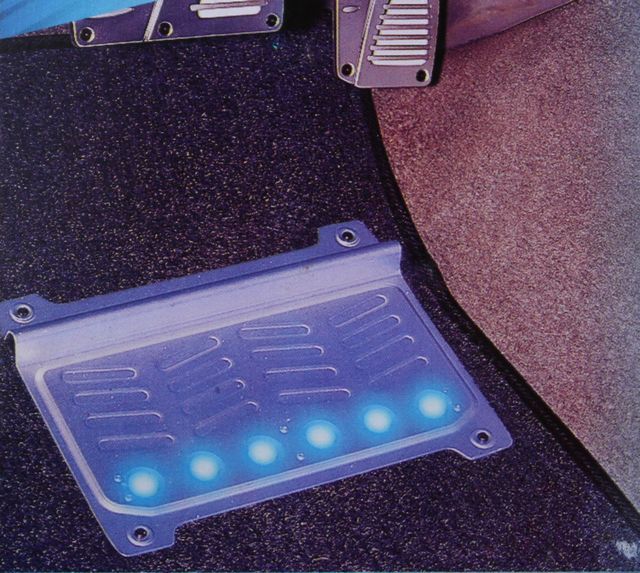 ブルーEL ヒールパッド フロアマット用 アルミ ヒールパッド おしゃれに光る シルバー ブルー 汎用 フットプレート 全2色 滑り止 プレート_画像7