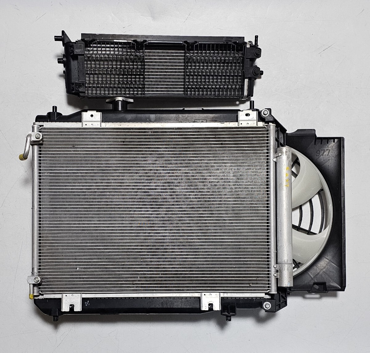 ホンダ フィットeHEV・GR3 純正 ラジエーター・インバーター用ラジエーター・ダブルファン・コンデンサー セット 2024年 良品 GR4/GR6/GR8_画像1